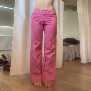 Zara rosa jeans - Storlek 38, lagad ficka, men syns ej. 💕  Midja: 80 cm Innebenslängden: 84