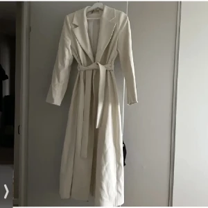 Vit trenchcoat - Massimo Dutti - Vit trenchoat som aldrig har använts. Den har knappar för att knappa på päls. Den är liten i storleken så skulle säga 38/40 i passform, den är mycket efterfrågad, köpt för 649kr men säljer den för 299kr! (Pris kan dirkuteras)