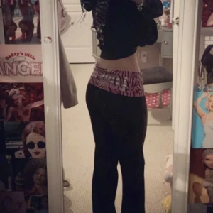 Vs pink fold over leggings  - SÖKER!!!!🩷🩷 jag söker dessa gammla Victoria’s secret leggings i vilken färg som helst! Om ni har så skriv gärna till mig!! Helst under 300kr i storlek xs-s