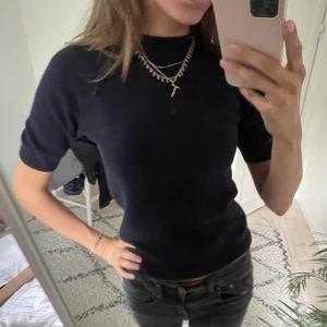 Kashmir tshirt - Säljer min superfina marinblå Kashmir tshirt. Passar till allt och är knappt använd! Pris kan diskuteras vid snabbaffär 