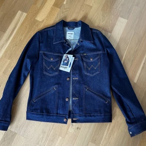 Wrangler jeansjacka str.S(man) - Helt ny, med lappar kvar jeansjacka i manlig str.S. 