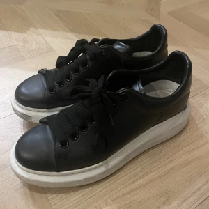 Alexander Mcqueen sneakers - Säljer dessa Alexander McQueen sneakers stl 38. Kan lätt putsas upp på utsidan så de ser helt nya ut. Men sulan på insidan är lite nött. 