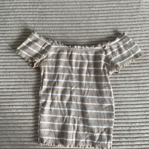 Off shoulder tröja XSS - Säljer denna jätte fina tröja i storlek XXS från Gina tricot men den passar även mig som har storlek S i och med att det är mycket stretch! 