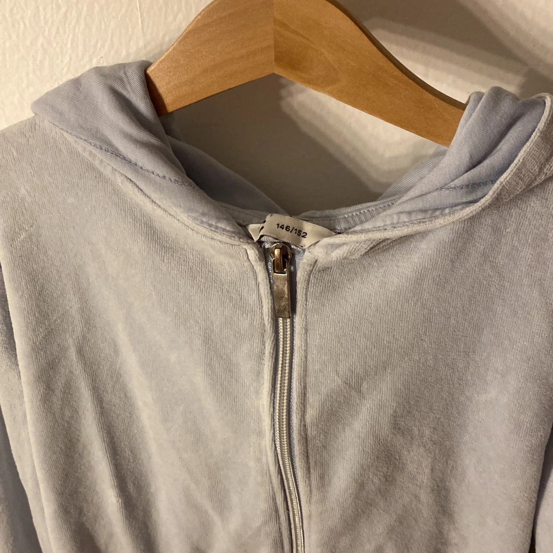 Säljer denna blåa tjocktröja med dragkedja från Cubus storlek 146/152 kommer tvätta och stryka innan jag skickar iväg den !😊 - 91