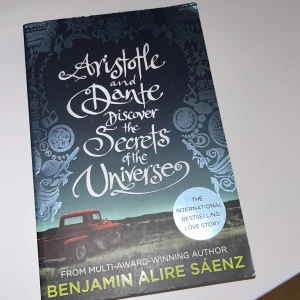 Ari&Dante-Pocket bok -  ”Aristotle and Dante” bok på Engelska. Är lite nött på utsidan men ser så gott som ny ut på insidan!💕