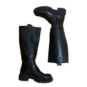 Knähöga boots - säljer ett par jättecoola boots i använt men bra skick. om du har frågor är det bara att kontakta mig. priset kan diskuteras! 