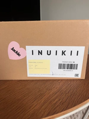 Inuikii - Stl 38, min dotter 11 år hann använda dessa 3 ggr förra året.  Inköpspris 2700 