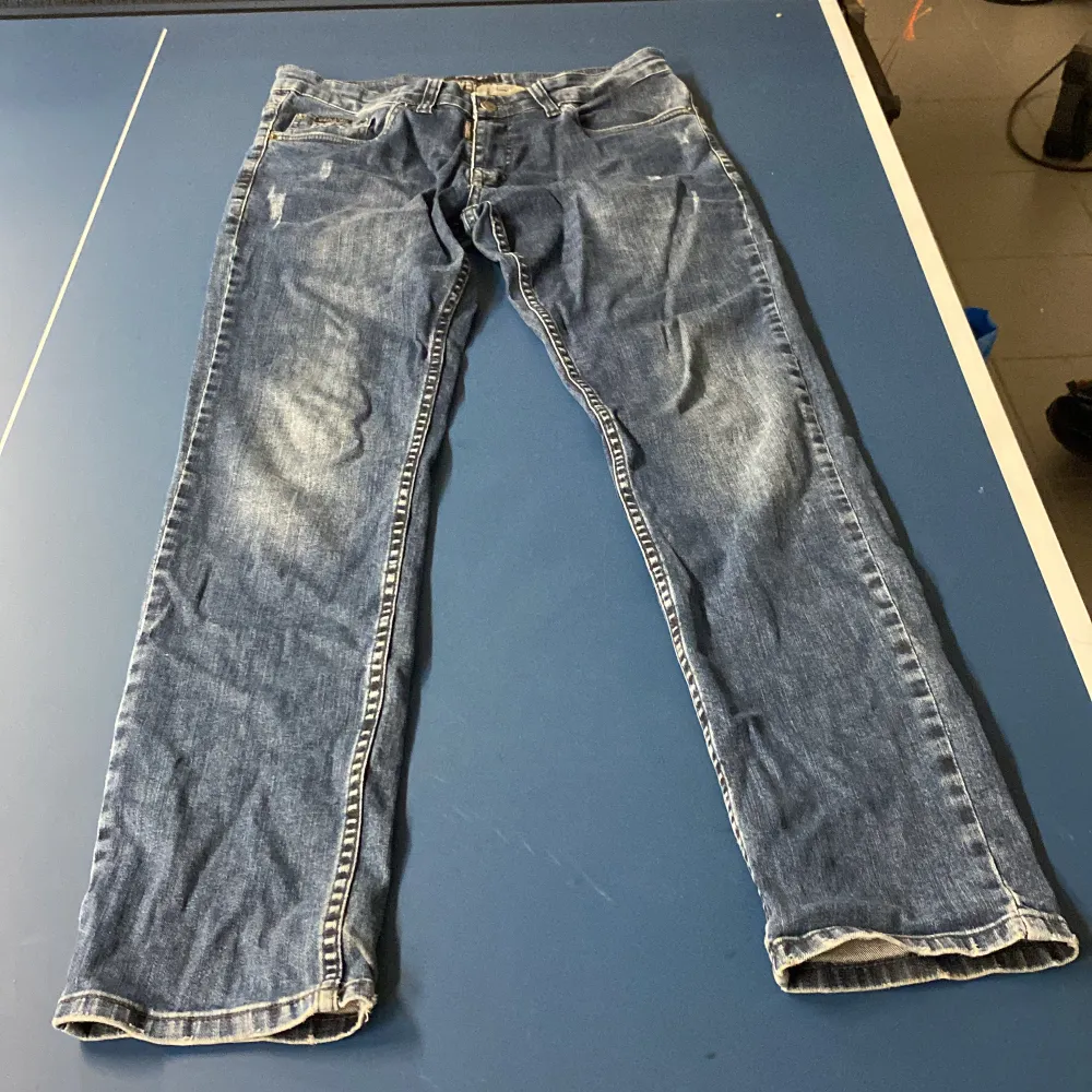 Helt nya jeans dom ser slitna ut men det är modellen! Snabb affär bra pris. Jeans & Byxor.