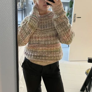 Stickad tröja - Stickad tröja från pimkie collection, köpt på Zalando! Har ett litet hål i nacken, men har satt en säkerhetsnål så det syns inte alls💕