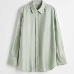 Skjorta  - En jätte skön skjorta från h&m. Fin färg och oversize i passformen.💚