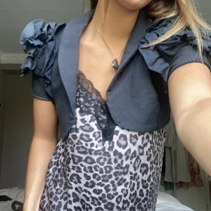 Bolero - En svart bolero med puffiga armar som drar upp vilken outfit som helst😍