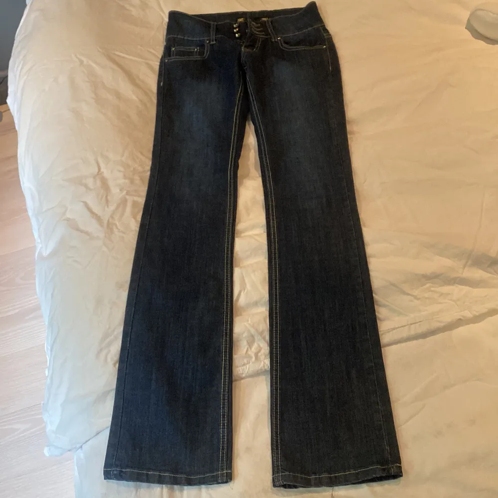 Säljer mina oanvönda lågmidjade tkopl jeans, i marinblå färg💗 (Endast provade) skriv för bilder på. Passar mig som är runt 165/166 cm. Frakten står inte jag för💓. Jeans & Byxor.