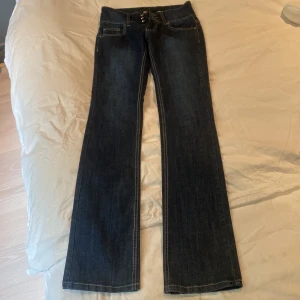 Jeans - Säljer mina oanvönda lågmidjade tkopl jeans, i marinblå färg💗 (Endast provade) skriv för bilder på. Passar mig som är runt 165/166 cm. Frakten står inte jag för💓