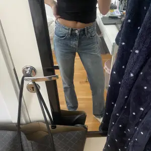 Mid waist jeans från Zara, kommer inte till användning men superbra skick!!