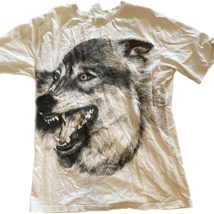 tröja  - helt oanvänd så i fint skick! Skön med baggy fit och coolt tryck! Skriv för fler bilder/frågor! :)