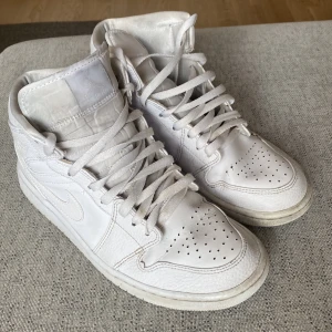 Vita jordans mid  - Ett par vita jordans mid i mycket fint skick. Använda fåtal ggr i storlek 42,5. Hör av er vid frågor
