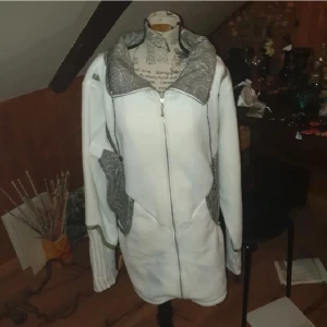 Tröja i fint skick. - Morfarströja i fint skick med krumelurer och glittrande detaljer😍 extremt mjuk på insidan, mysigt till lite kallare väder🙏