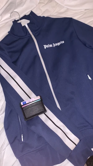 Palm angels tracktop - Tjeena!  Dags att säga farväl till palmen, Väldigt bra skick inget slitage eller så, Fler bilder kan fås i pm om man vill de.  Fraktar eller möts lokalt i Norrköping. Storlek Large  Mvh Adrian