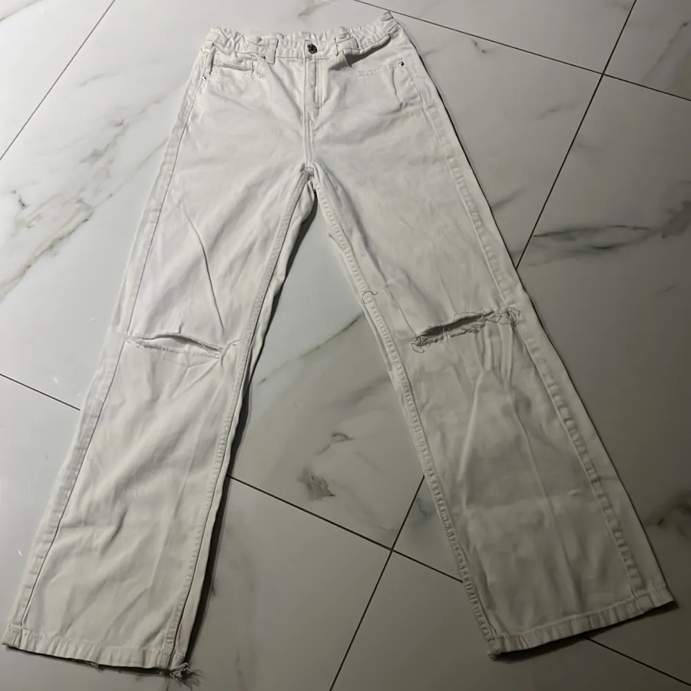 Vita jeans från Kappahl inte använd mycke alls eftersom att de var för långa och små de kommer att strykas och fixas där det behövs skriv om ni vill ha kan frakta men inte gratis tyvärr.. Jeans & Byxor.