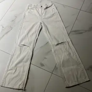 Vita jeans från Kappahl inte använd mycke alls eftersom att de var för långa och små de kommer att strykas och fixas där det behövs skriv om ni vill ha kan frakta men inte gratis tyvärr.