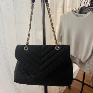 Väska - Jätte fin väska från SHEIN, säljer då jag har liknade väskor och inte använder denna