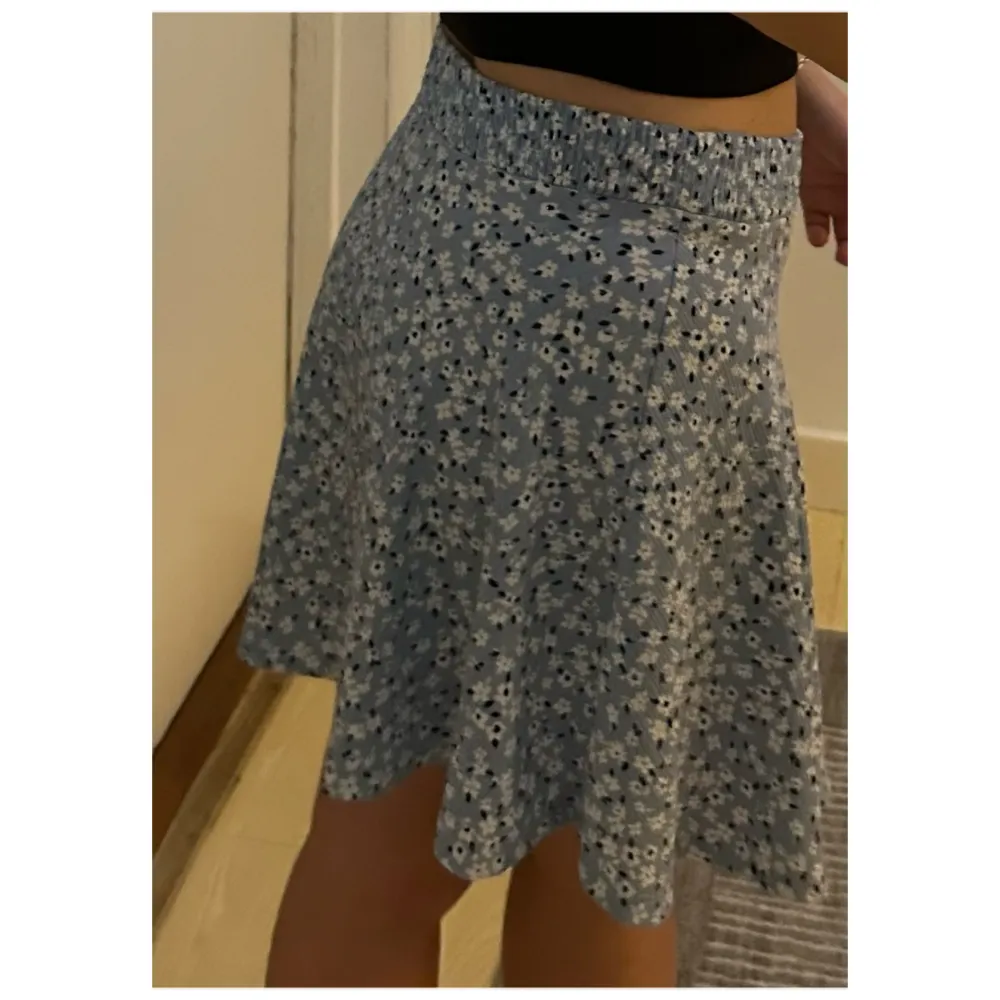 • Ljusblå blommig kjol från Lager157 • Storlek 36/ S • Använd - i gott skick • 80kr + frakt ❗️Köparen står för frakt❗️. Kjolar.