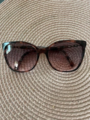 Michael Kors - Michael Kors solglasögon, använda 1 gång, passade inte mig. Så de är i nyskick! 