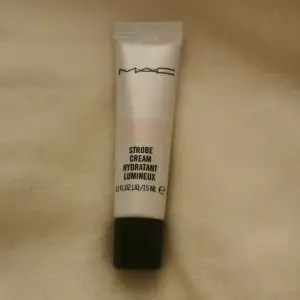 MAC  Strobe Cream Liquid Highlighter Pink lite 15 ml NY. Ha uran smink. Med smink eller blanda i din foundation