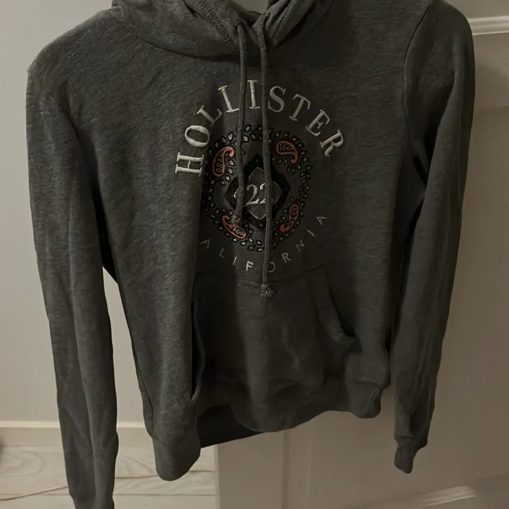 Grå Hollister hoodie i väldigt gott skick. Pris kan diskuteras 🌸. Hoodies.