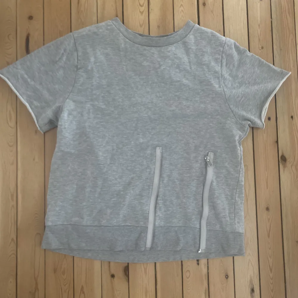 Säljer den supersnygga kortärmade tröjan med dragkedja, går att knäppa upp och ned beroende på passform🤍 pris är diskuterbart ❣️. Tröjor & Koftor.