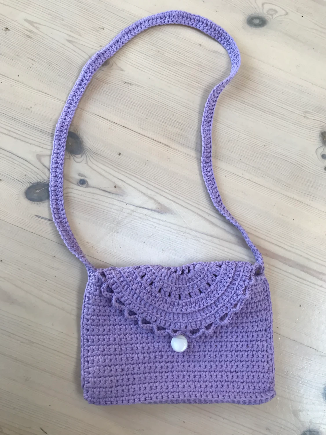 Virkad kuvertväska i lila