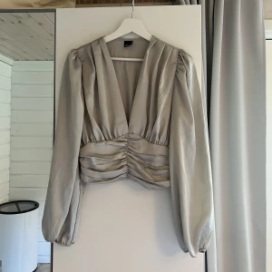 Topp från GinaTricot - Säljer min jättefina topp från GinaTricot då den är för stor för mig. Använt den 1 gång och köpt för 499kr. 😊