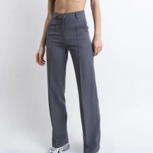 Kostymbyxor  - Fina kostymbyxor från Madlady i bra skick som blivit för små för mig💕 orginalpris 599kr, köparen står för frakten och vid frågor elle intresse är det bara att skriva🫶🏻