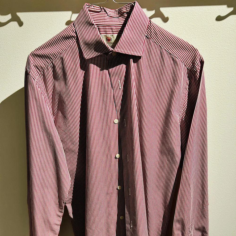 Kvalitetsskjorta från La Chemise Röd- och vitrutig Slim fit stl 38 (motsvarar small) Använd men bra skick Riktigt snygg business- eller casualskjorta!. Skjortor.