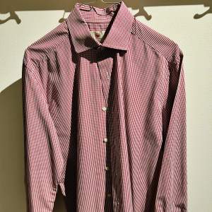 Kvalitetsskjorta från La Chemise Röd- och vitrutig Slim fit stl 38 (motsvarar small) Använd men bra skick Riktigt snygg business- eller casualskjorta!