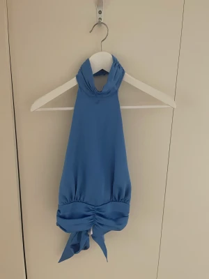 Topp från Gina tricot  - Fint skick. 