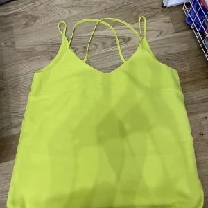 Lime grönt linne - Säljer denna pga att jag inte använder den💚 väldigt bra för fester!  Aldrig använd men ingen pris lapp