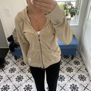 Så söt odd Molly kofta. Inga defekter vad jag vet. Storlek 2. Ungefär s skulle jag säga. Jag bär xs och den är lite oversized. Säljer för 250kr❤️