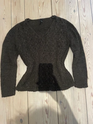 Brun stickad tröja  - En tröja helt perfekt till hösten en fin mörk brun färg och stickad