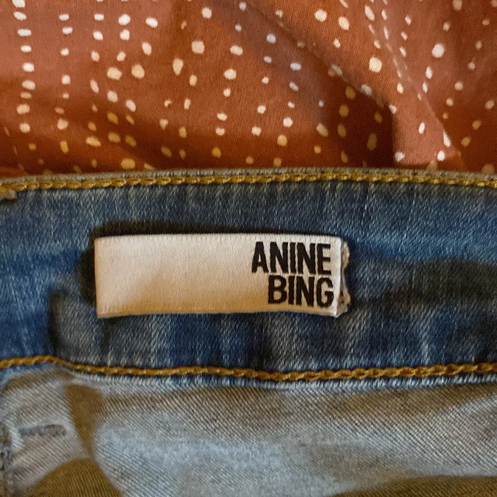 Ett par utsvängda Lågmidjade Anine Bing jeans som kostar runt 2000kr i nypris och som inte finns att köpa på hemsidan längre. Jeans & Byxor.