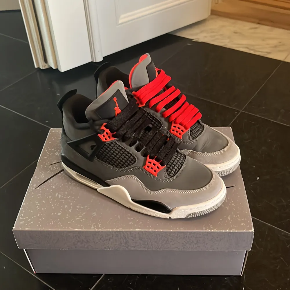 Säljer ett par Jordan 4 infrared, köpta 2022. Skorna är i bra skick. Box finns också.. Skor.