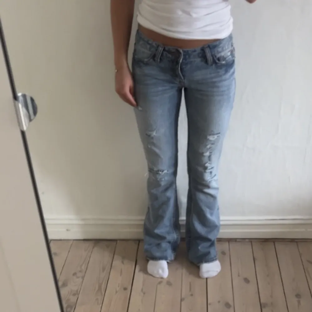 Supersnygga ljusblåa jeans som är i bra skick, men som är lite försmå och kommer därför inte till användning💗 Midjemått = 74 Innerbenslängd = 80 💗. Jeans & Byxor.