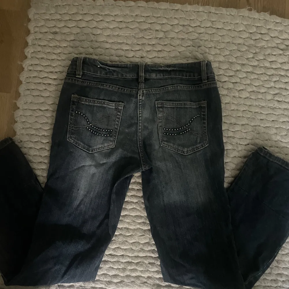 Skit snygga jeans med detaljer på fickorna! . Jeans & Byxor.