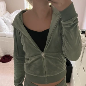 Juicy couture tröja - Säljer denna juicy tröja. Den är i väldigt bra skick i storlek S.