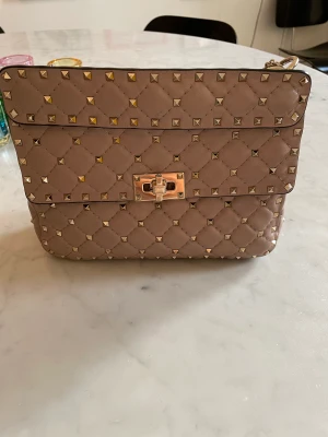 Valentino garavani - Intressekoll på min valentino garavani rockstud spike väska i färgen beige, väldigt fint skick. Nypris 30 tusen kr🤍