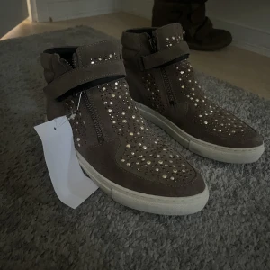 Skor  - Super fina skot med paljetter på. Köpta men aldrig använda där av säljer jag dom💕