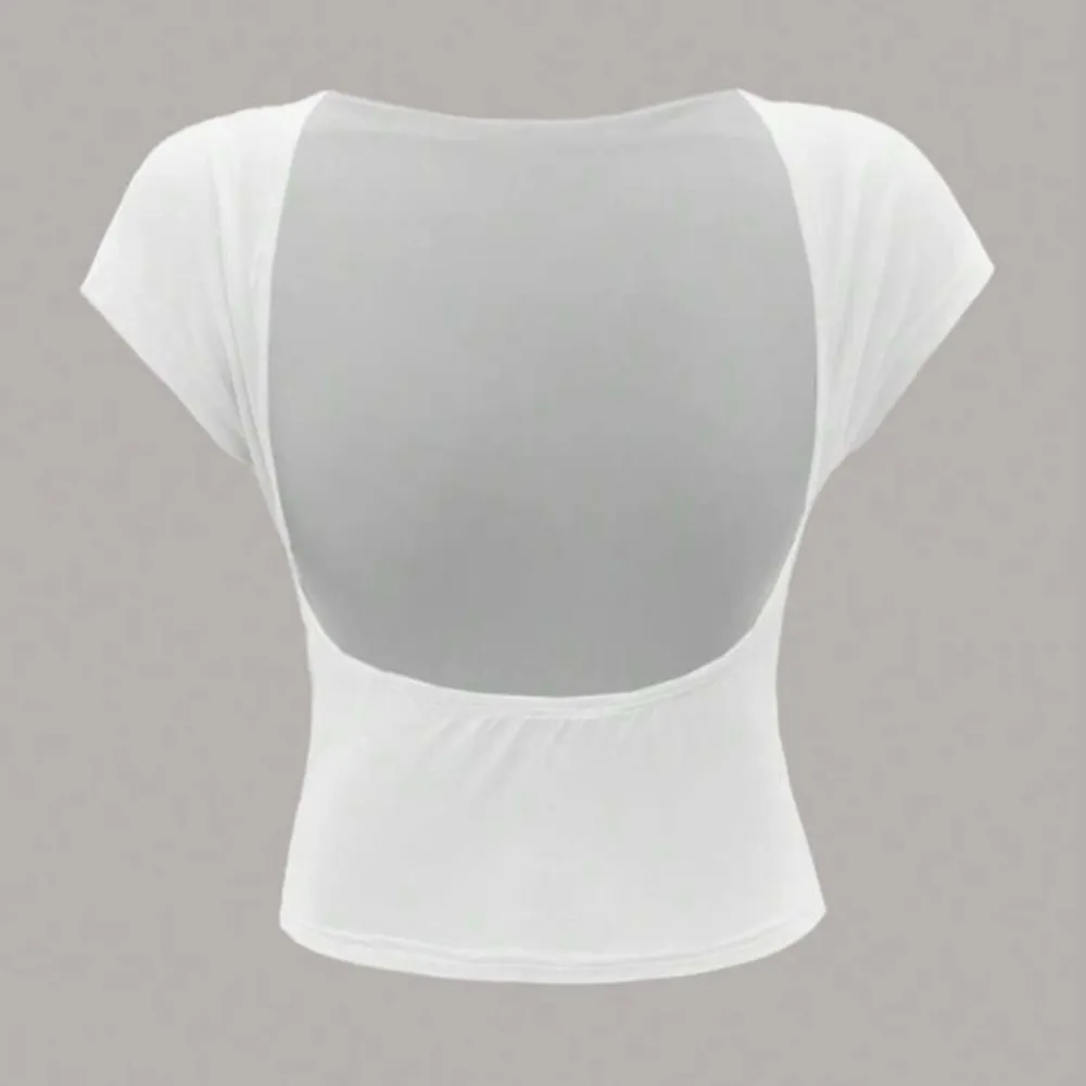 Säljer denna t-shirten med öppen rygg från shein,storlek ca,aldrig använd med lappen kvar🩷. T-shirts.