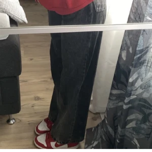 Straight jeans - Straight/baggy jeans. Mörkgråa straight jeans i storlek xs/s. Som man kan se på andra bilden så skiftar färgen till lite mörkare på baksidan. Bra längd och mycket fint skick. Skriv för fler bilder🫶🏻 100 kr för direkt köp!!! 