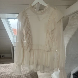 Vila topp - Skit snygg vila topp som aldrig används. Ingen defekt o lapp kvar❤️skit snygg men bara aldrig kommit till användning❤️❤️ passa på med fri frakt