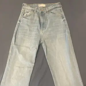 Söker ett par oanvända Bershka utsvängda jeans, storlek 34 :)